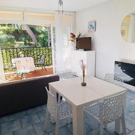 4 Personnes Avec Piscine, Parking & Wi-fi A 250 M De La Apartment
